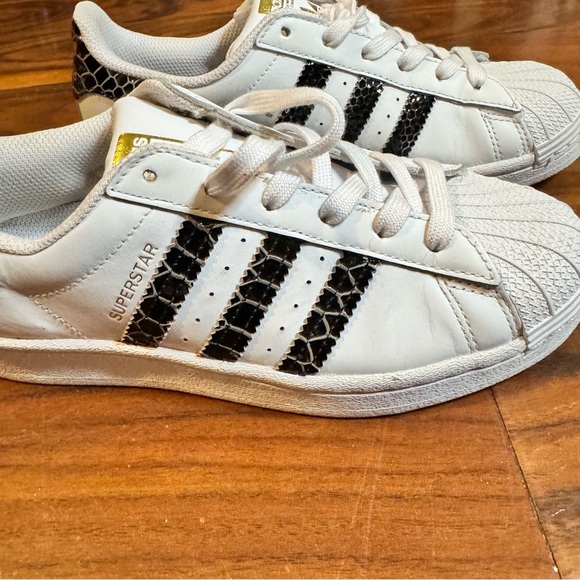 Adidas superstar women’s size 6 white, black & gold snake print. - Picture 5 of 7